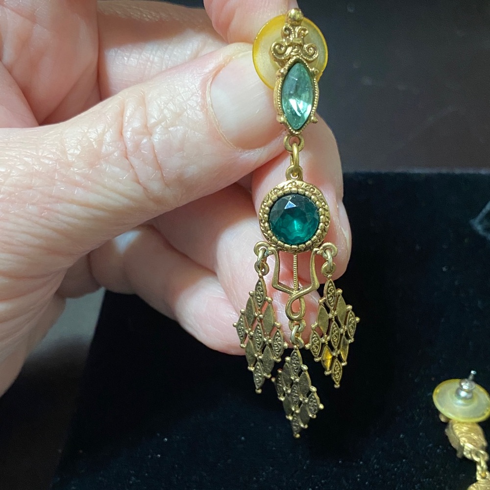 Vintage long Elegant Gold and Green crystal Dangle pierced Earrings - Picture 9 of 11